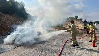 Otomobil alev alev yandı, orman ekipleri söndürdü