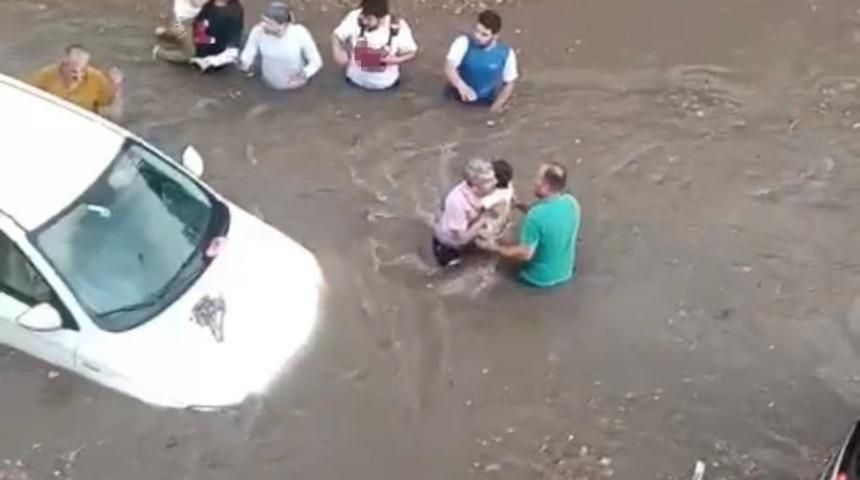 Denizli'de sağanak yağış: Onlarca araç ve vatandaş göle dönen alt geçitte mahsur kaldı