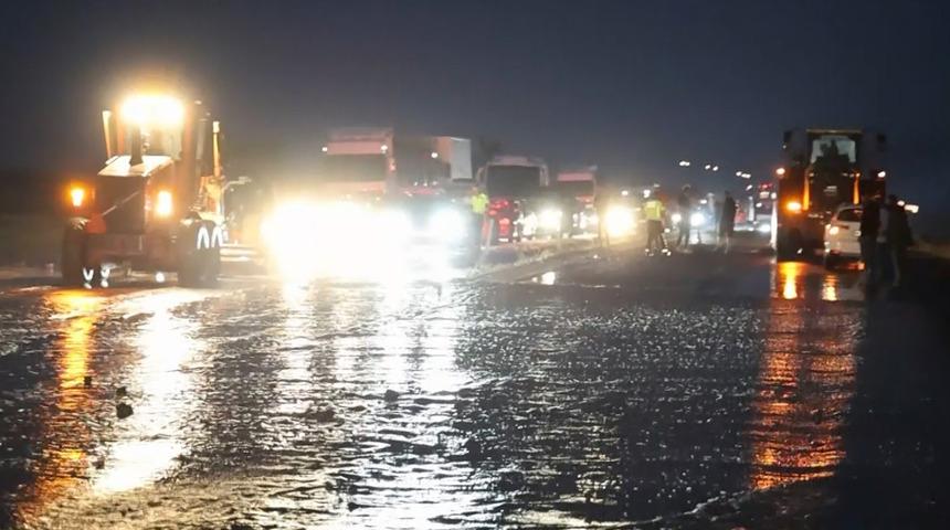 Aksaray'da sel! Karayolu trafiğe kapandı, uzun kuyruklar oluştu