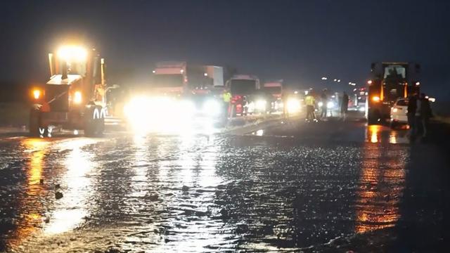 Aksaray'da sel! Karayolu trafiğe kapandı, uzun kuyruklar oluştu
