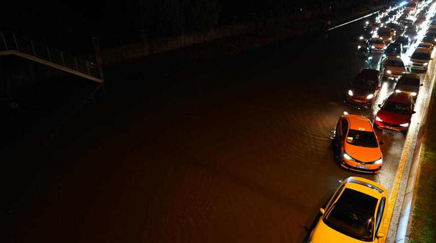 Ankara'yı sağanak vurdu! 45 dakikalık sağanak sele neden oldu, araçlar yollarda mahsur kaldı