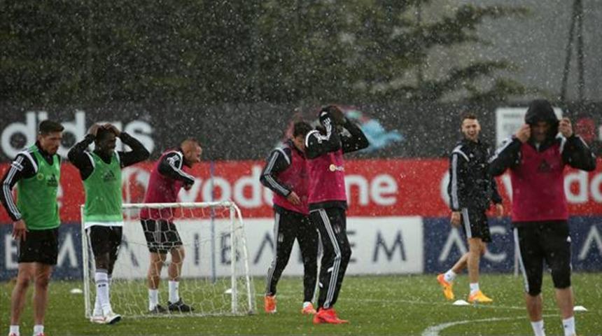 Beşiktaş antrenmanını dolu bastı