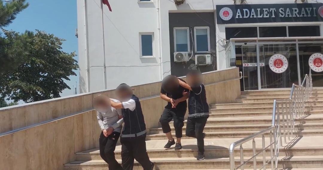 Yüzlerce kaçak göçmen yakalandı! Operasyonlardan görüntüler geldi: Organizatörler ise tutuklandı 1