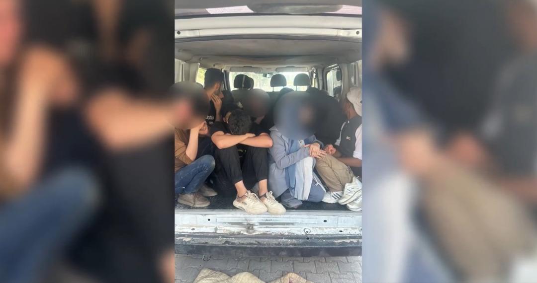 Yüzlerce kaçak göçmen yakalandı! Operasyonlardan görüntüler geldi: Organizatörler ise tutuklandı 2