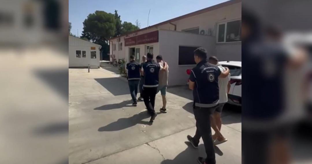Yüzlerce kaçak göçmen yakalandı! Operasyonlardan görüntüler geldi: Organizatörler ise tutuklandı 4