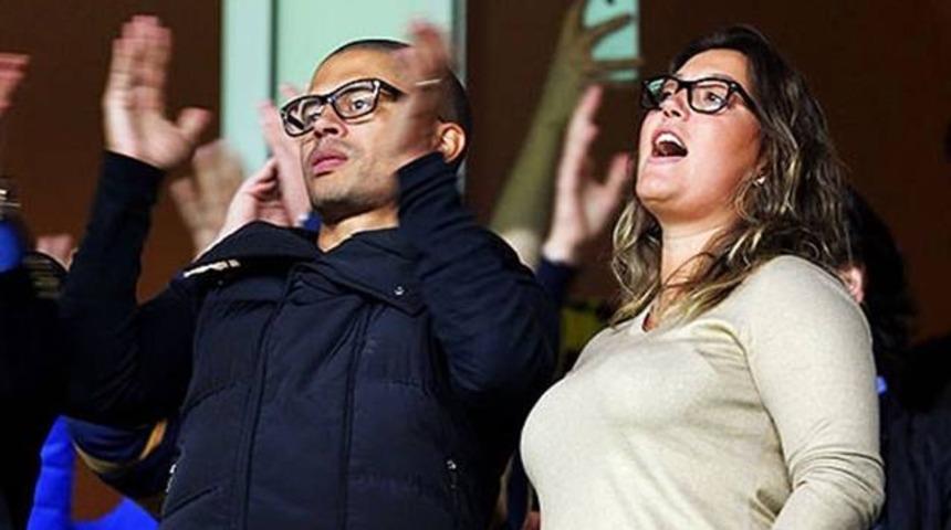 Alex reklam malzemesi oldu