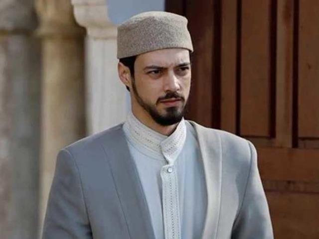 &Uuml;nl&uuml; ismin torunu ile aşk yaşıyor! B&ouml;yle g&ouml;r&uuml;nt&uuml;lendiler  