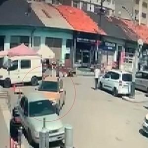 Direksiyon başında rahatsızlanan sürücü 6 araca çarptı: Kaza anı kamerada