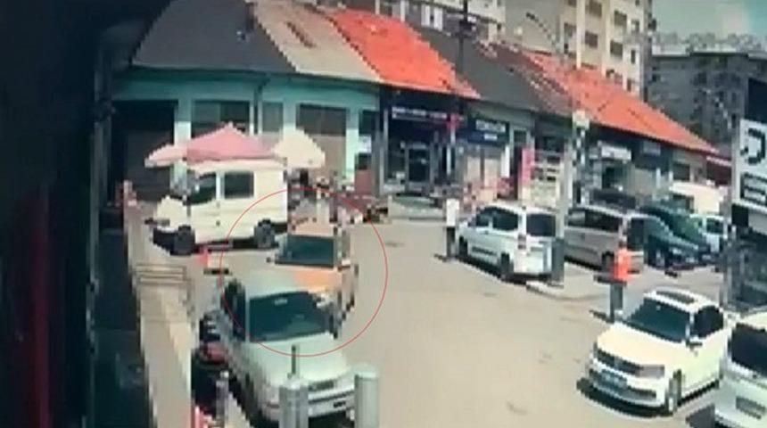 Direksiyon başında rahatsızlanan sürücü 6 araca çarptı: Kaza anı kamerada