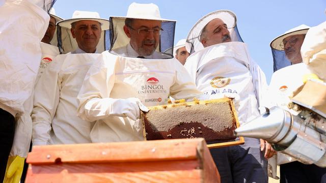 Bakan Yumaklı, AB tescilli Bingöl balının ilk sağımını yaptı: Bal üretiminde dünyada 2’nciyiz