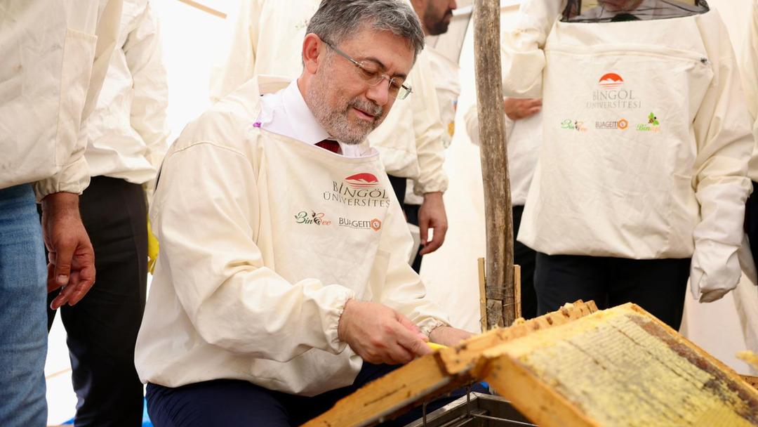 Bakan Yumaklı, AB tescilli Bingöl balının ilk sağımını yaptı: "Bal üretiminde dünyada 2’nciyiz" 3