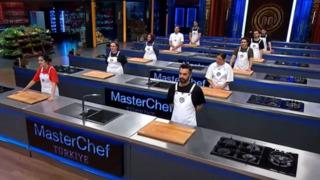 MasterChef'te ana kadroya giren son yarışmacı belli oldu! İşte önlüğün sahibi...