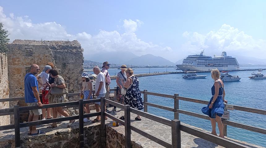 Antalya'ya demir attı! Gören telefonlarına sarıldı... Dev gemiden 602 ABD vatandaşı iniş yaptı