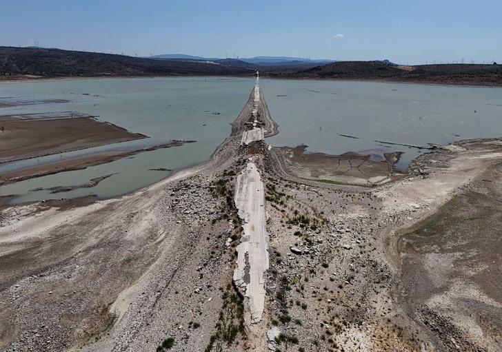 Türkiye’yi korkutan tehlike! İzmir’den gelen görüntüler endişelendirdi: Eski İzmir-Çeşme kara yolu yeniden ortaya çıktı G1