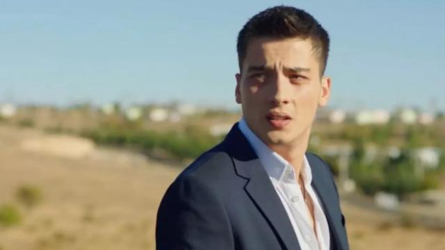 Uzak Şehir'in Kaya'sı Atakan Özkaya tatilin keyfini sürüyor! Yorum yağmuruna tutuldu