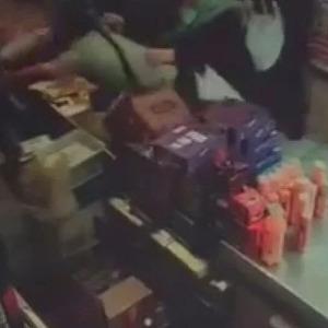 Zincir markette ortalık karıştı! Kadın kasiyer ürünü fırlattı, erkek müşteri yumrukla saldırdı