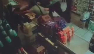 Zincir markette, bir erkek kadın kasiyere yumrukla saldırdı