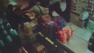 Zincir markette ortalık karıştı! Kadın kasiyer ürünü fırlattı, erkek müşteri yumrukla saldırdı