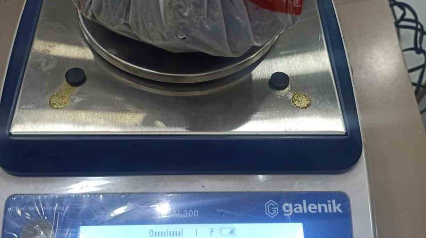 Attıkları poşetten uyuşturucu çıktı