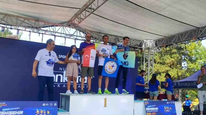 Siirtli sporcu, Eskişehir Yarı Maratonu’nda kategorisinde birinci oldu