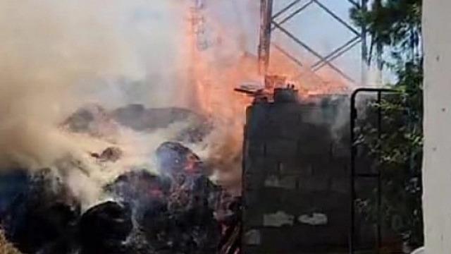 Elektrik kabloları odunlukta yangına neden oldu