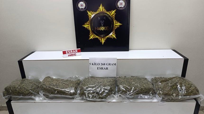 Edremit’te 5 kilogram esrar ele geçirildi