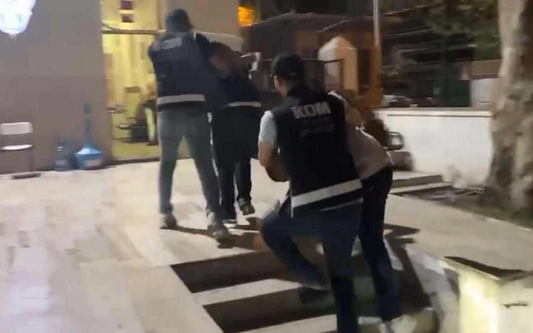 Alaçatı daki mekanına silahlı saldırı düzenlenmiş ayağından vurulmuştu! Ezgi Mola nın eski eşi Mustafa Aksakallı yı vuranlar tutuklandı    2