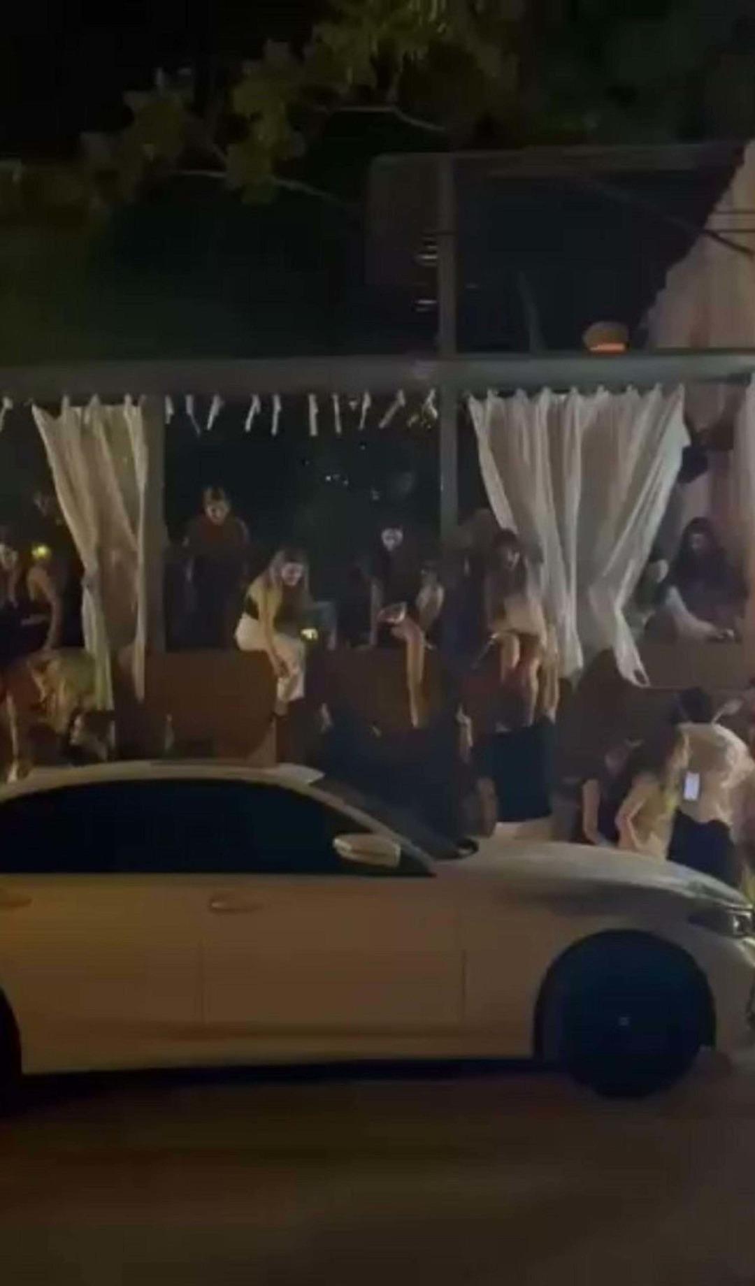 Alaçatı daki mekanına silahlı saldırı düzenlenmiş ayağından vurulmuştu! Ezgi Mola nın eski eşi Mustafa Aksakallı yı vuranlar tutuklandı    1
