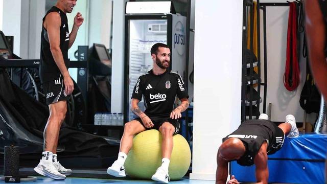 Beşiktaş, günün ikinci antrenmanını salonda yaptı