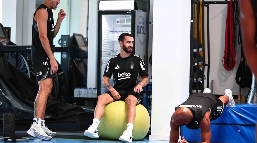 Beşiktaş, günün ikinci antrenmanını salonda yaptı