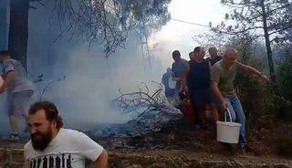 Mahalleli birlik oldu, orman yangınına kovalarla müdahale etti