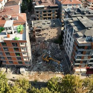 Küçükçekmece'de kentsel dönüşüm için boşaltılan apartman yıkım sırasında çöktü