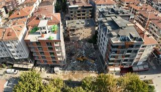 Yıkım sırasında çöktü! Bir apartman da tahliye edildi