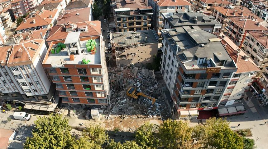 Küçükçekmece'de kentsel dönüşüm için boşaltılan apartman yıkım sırasında çöktü