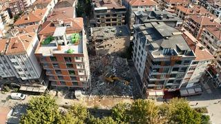 Küçükçekmece'de kentsel dönüşüm için boşaltılan apartman yıkım sırasında çöktü