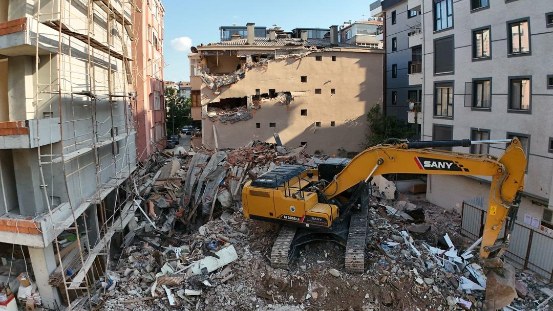 1200xauto Küçükçekmece'de kentsel dönüşüm için boşaltılan apartman yıkım sırasında çöktü
