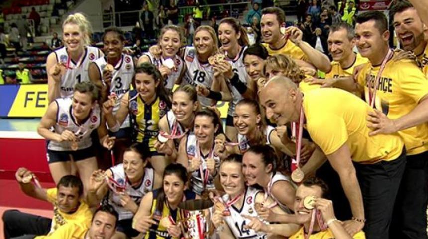 Şampiyon Fenerbahçe Grundig kupasını aldı