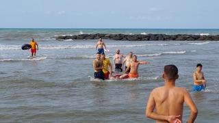 Denizde can pazarı: 2 arkadaş baygın halde çıkartıldı