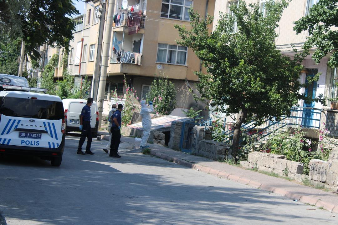 1200xauto Evden gelen kokudan rahatsız olan komşular ihbarda bulundu! Acı olay ortaya çıktı