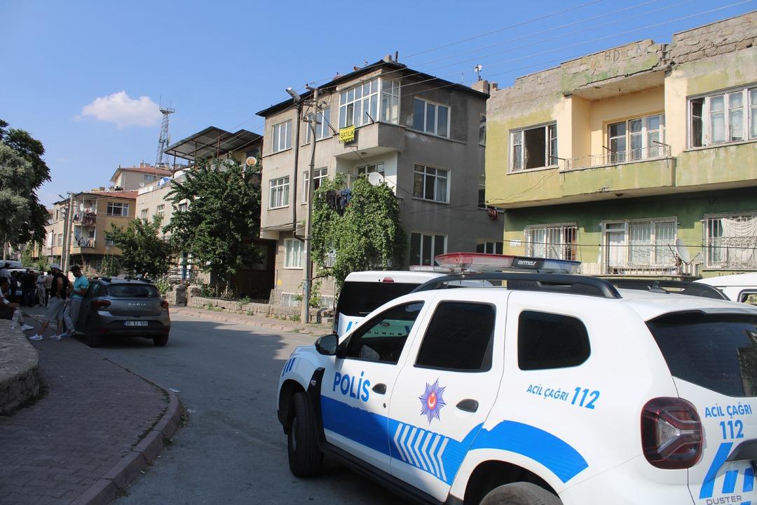 1200xauto Evden gelen kokudan rahatsız olan komşular ihbarda bulundu! Acı olay ortaya çıktı