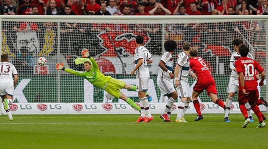 Neuer&rsquo;i ilk yıkan Hakan oldu