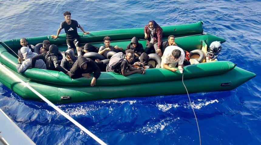 İzmir açıklarında 18 düzensiz göçmen kurtarıldı, 16 düzensiz göçmen yakalandı