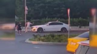 Eminönü'nde korku dolu anlar! Husumetlisini kovalayıp ateş etti: Yoldan geçen yaşlı adam yaralandı