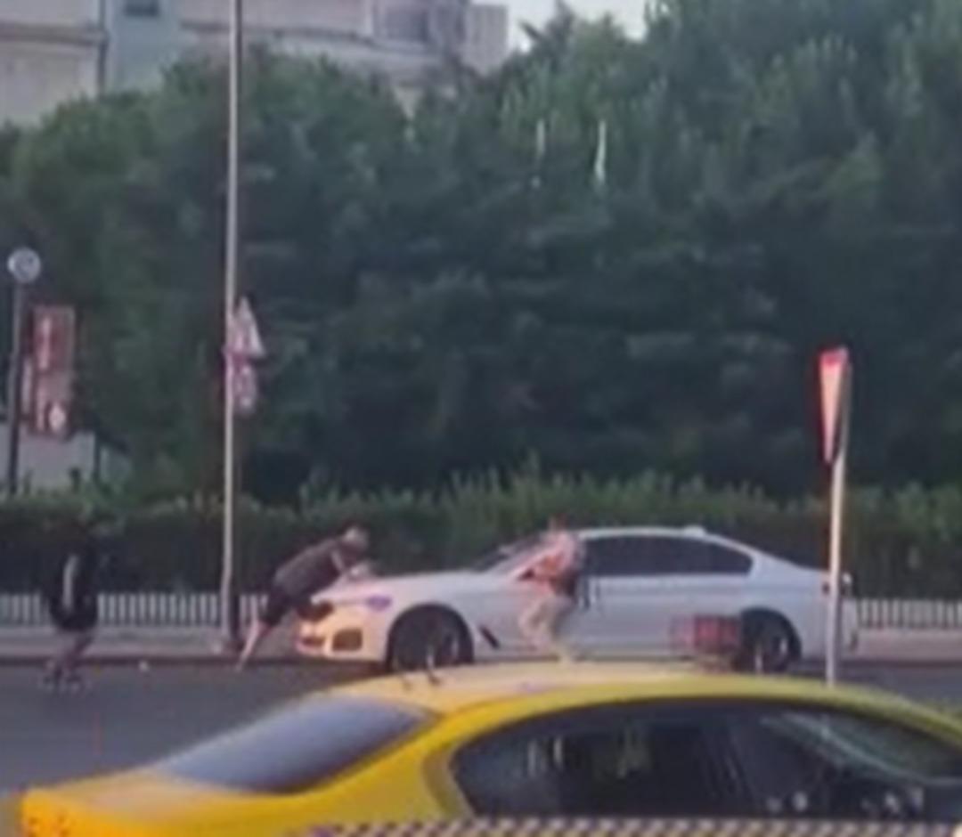Eminönü nde korku dolu anlar! Husumetlisini kovalayıp ateş etti: Yoldan geçen yaşlı adam yaralandı 2