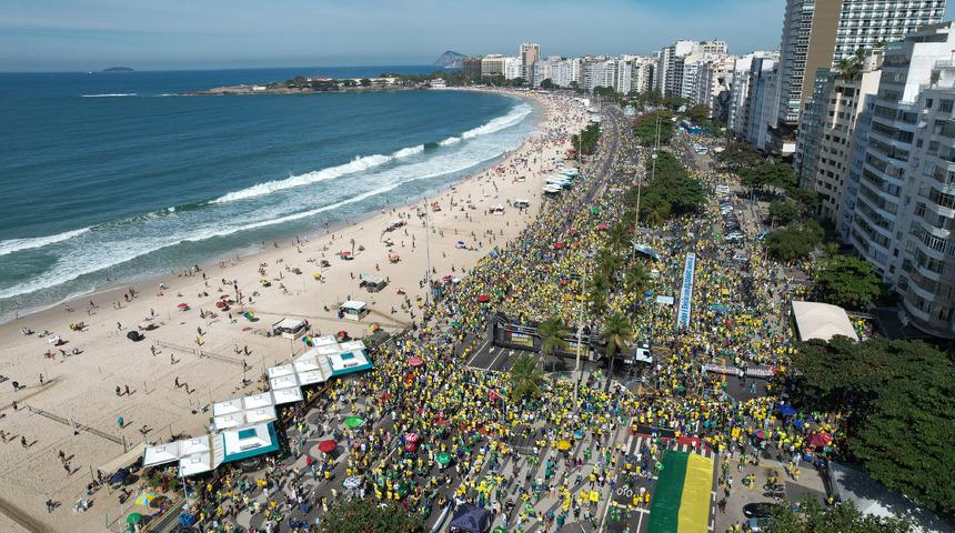 Bolsonaro destekçileri Copacabana’da gösteri düzenledi