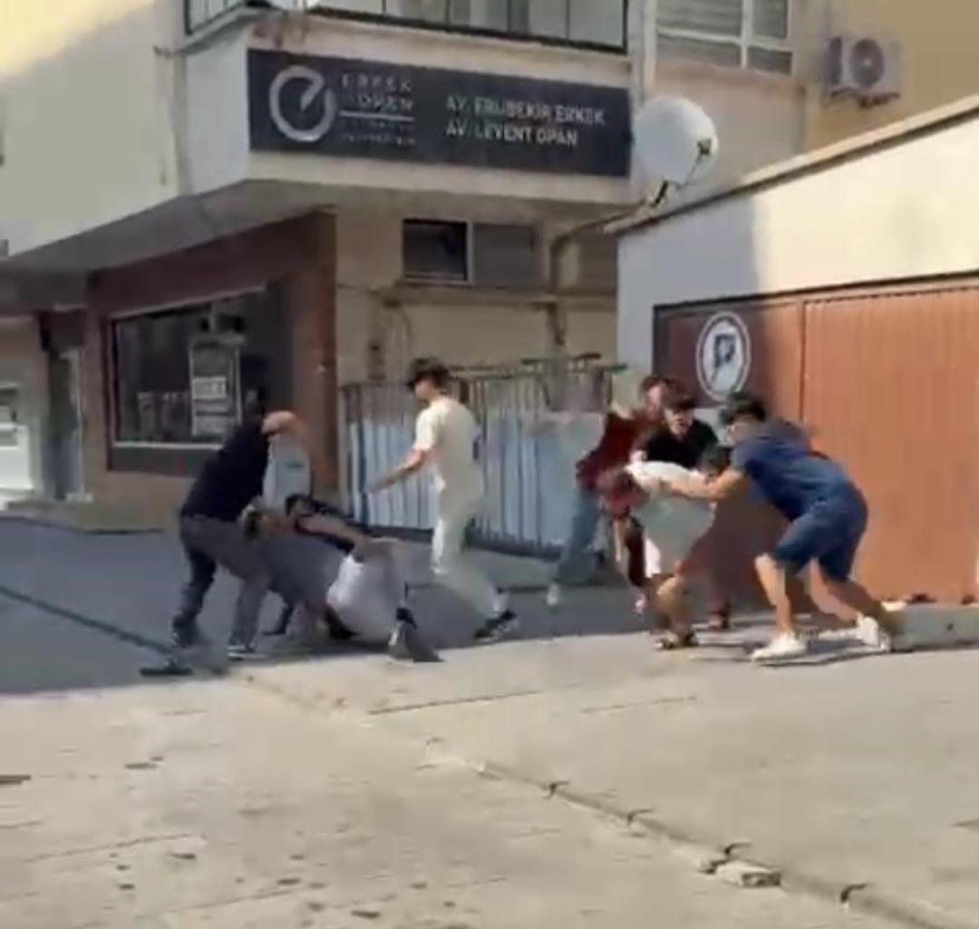 Kavgadaki dehşet anları kamerada! Başına taş atılarak bayıltıldı 1