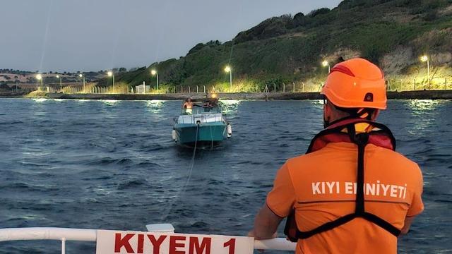 Çanakkale Boğazı’nda içinde 2 kişinin bulunduğu tekne kurtarıldı