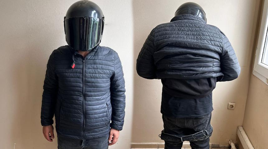 Adana sıcağında montla trafiğe çıkınca polise yakalandı! Üstünden çıkanlar şaşkına çevirdi