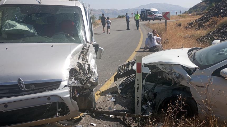Elazığ'da otomobil ile hafif ticari araç çarpıştı! Kazada 6 kişi yaralandı