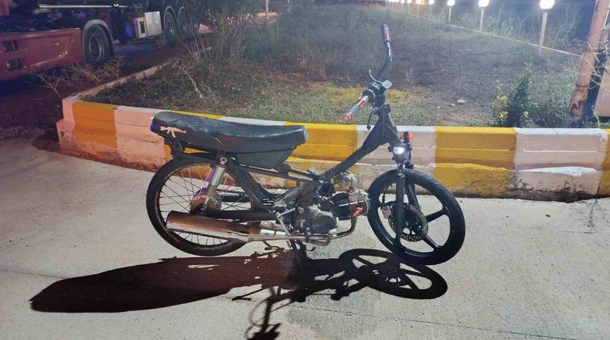 Kamyonetin çarptığı motosiklet sürücüsü yaralandı